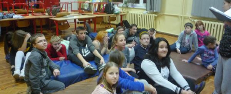 Powiększ obraz: Uczestnicy podczas nocki w szkole